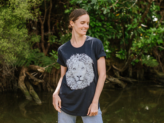 OUTLET - Lion - Women's Tailor T-Shirt